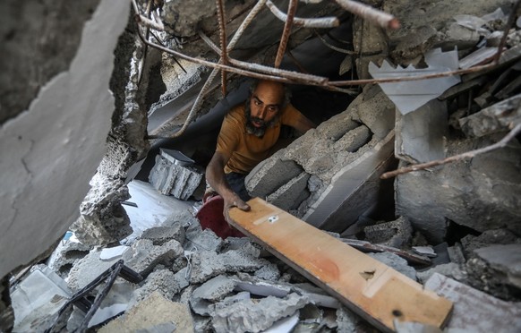 30.04.2024, Palästinensische Gebiete, Khan Yunis: Ein palästinensischer Mann sucht in einem zerstörten Haus, nachdem sich die israelische Armee während der heftigen Kämpfe zwischen Israel und der Hama ...