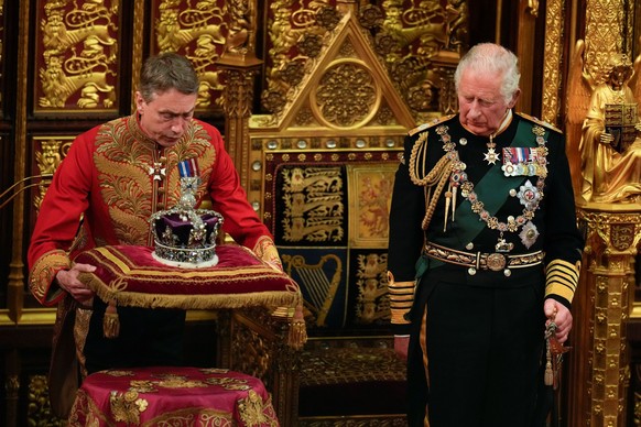 Bei der Eröffnung des Parlaments hatte König Charles die Uniform des Admirals der Flotte an.