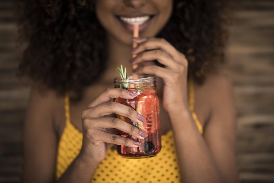 Close-up of woman drinking fresh ice tea drink model released Symbolfoto property released PUBLICATIONxINxGERxSUIxAUTxHUNxONLY MJRF00255