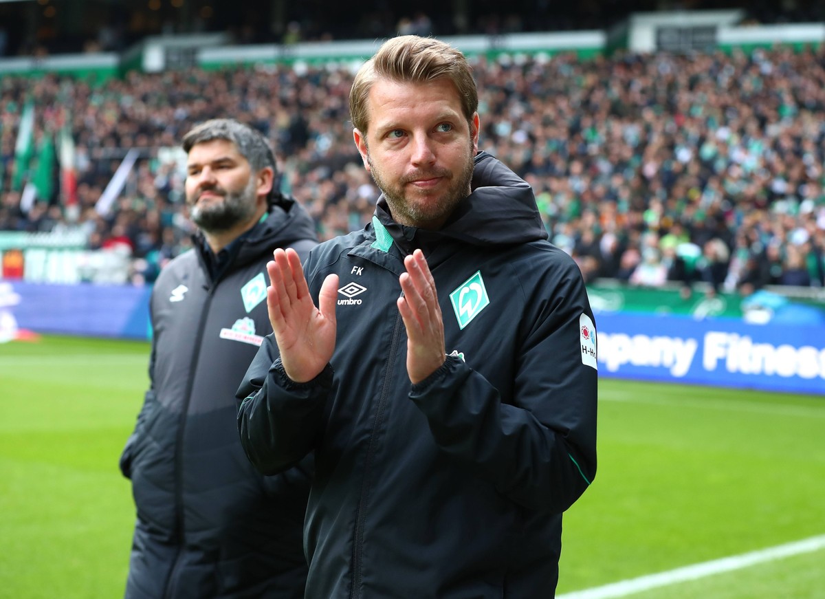 Samstag 04.05.2019, Saison 2018/2019, 1. Bundesliga, 32. Spieltag im Bremer Weserstadion, SV Werder Bremen - BVB 09 Borussia Dortmund, Florian Kohfeldt (Trainer, SVW) applaudiert seinen Fans DFL REGUL ...
