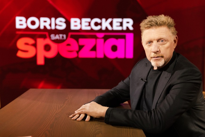 HANDOUT - 20.12.2022, -: Ex-Tennisstar Boris Becker sitzt vor dem Schriftzug &quot;Boris Becker Sat.1 Spezial&quot;. Er gab ein Exklusiv-Interview, das in der Sendung «Sat.1 Spezial. Boris Becker» am  ...