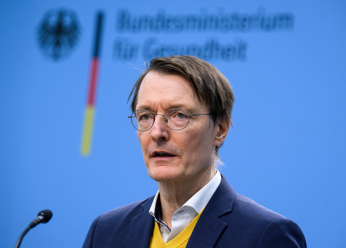 19.12.2023, Berlin: Karl Lauterbach (SPD), Bundesminister f�r Gesundheit, �u�ert sich bei einer Pressekonferenz nach einem Gespr�ch mit den Spitzen der Gesundheits- und Pflegebranche im Bundesminister ...