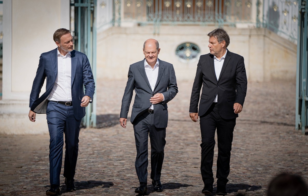 Klausurtagung der Bundesregierung auf Schloss Meseberg - Abschlusspressekonferenz - Christian Lindner, Bundesminister der Finanzen, Olaf Scholz, Bundeskanzler der Bundesrepublik Deutschland, Robert Ha ...