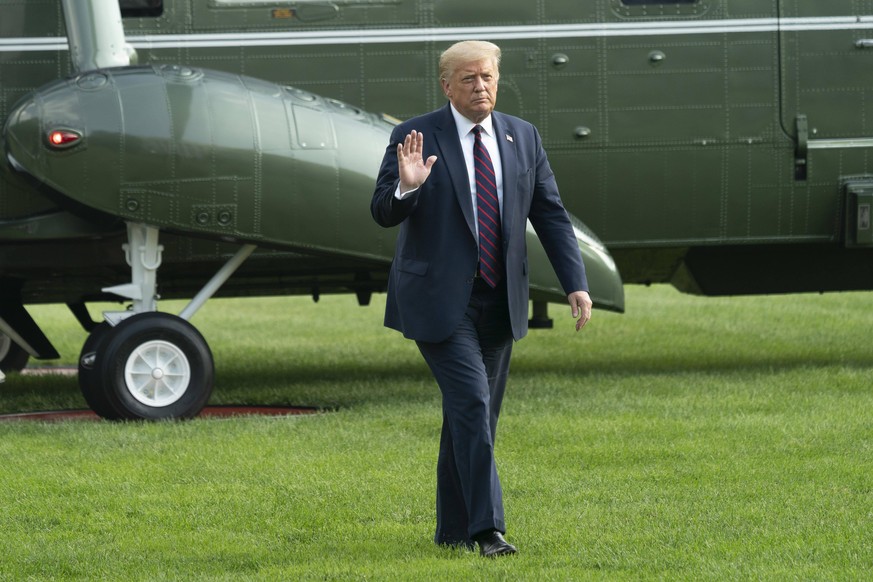 United States President Donald J. Trump waves to the media as he returns the White House in Washington, DC after visiting the Bioprocess Innovation Center at Fujifilm Diosynth Biotechnologies in Morri ...