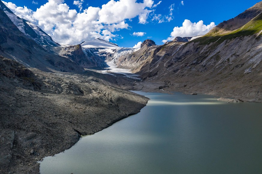 Heiligenblut THEMENBILD - Die Pasterze ist mit etwas mehr als 8 km Laenge der groesste Gletscher Oesterreichs und der laengste der Ostalpen. Seit 1856 hat ihre Flaeche von damals ueber 30 km um beinah ...