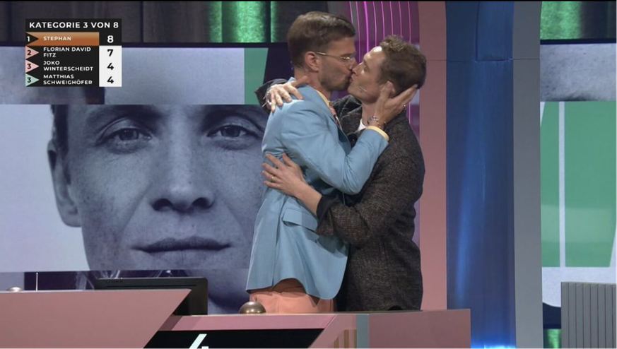 Joko Winterscheidt und Matthias Schweighöfer küssen sich im Staffelfinale von &quot;Wer stiehlt mir die Show?&quot;