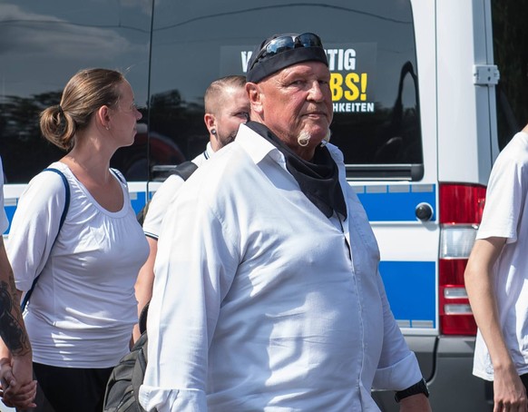 Neonazis gehen am Samstag (18.08.18) in einem Hess-Marsch vom Platz der Vereinten Nationen in Berlin-Friedrichshain Richting S-Bahnhof Lichtenberg. Nach Polizeiangaben waren es 680 Teilnehmer. Foto: D ...