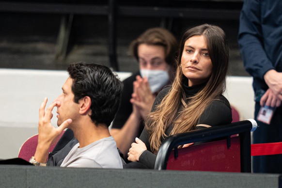 26.10.2021, �sterreich, Wien: Tennis: ATP-Tour, Einzel, Herren, 1. Runde, Krajinovic (SRB) - A. Zverev (GER). Die deutsche Schauspielerin und Moderatorin Sophia Thomalla schaut sich die Begegnung an.  ...