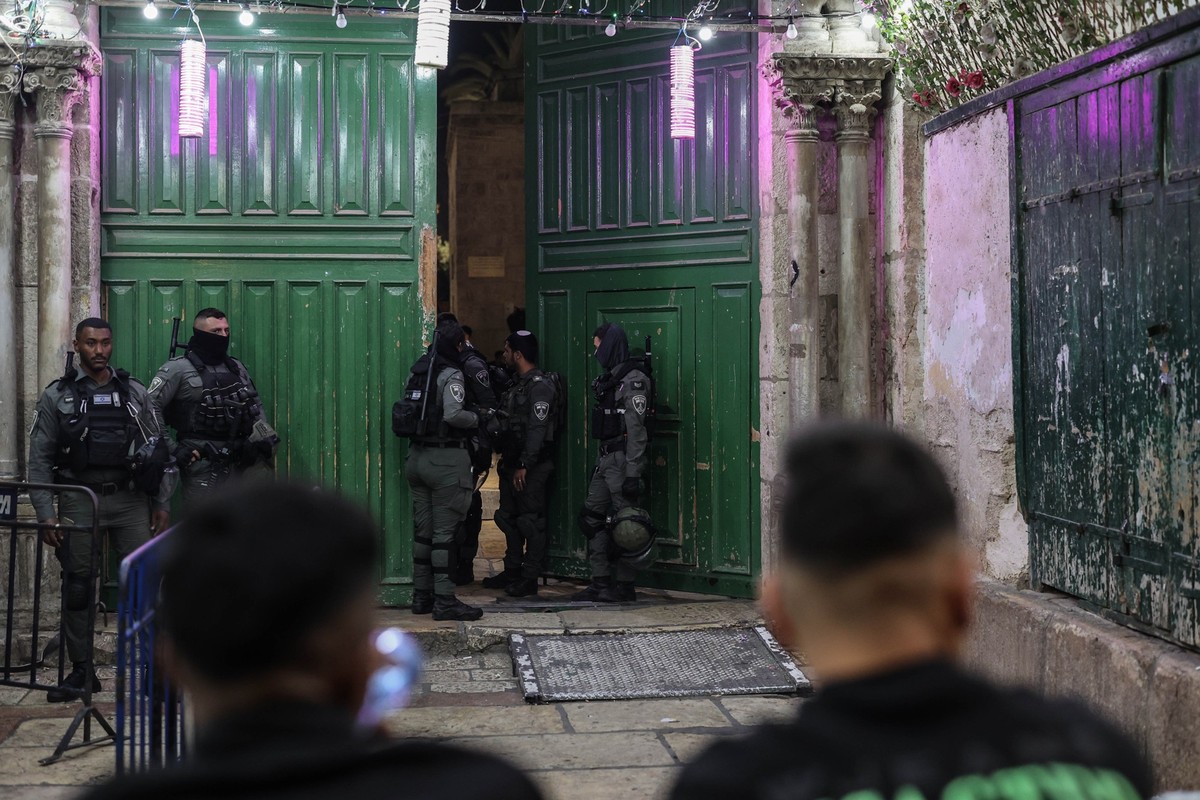 ARCHIV - 08.04.2023, Israel, Jerusalem: Israelische Polizisten stehen vor den Toren zum Gelände der Al-Aksa-Moschee. (zu dpa: «Berichte: Israels Polizei verweigert Hunderten Zugang zu Tempelberg») Fot ...