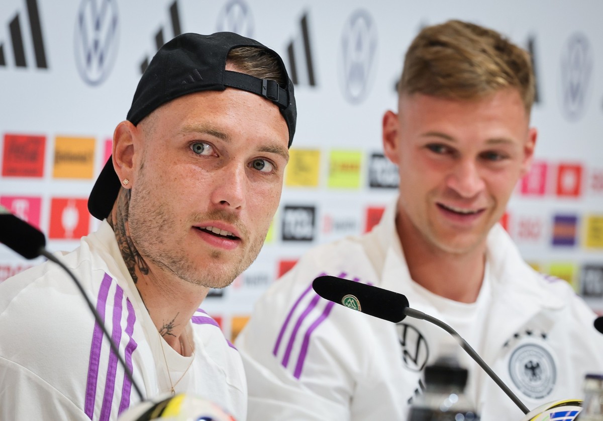 01.07.2024, Bayern, Herzogenaurach: Fu�ball, EM, Nationalmannschaft, Pressekonferenz. Deutschlands David Raum (l) und Deutschlands Joshua Kimmich beantworten Fragen der Journalisten. Foto: Christian C ...