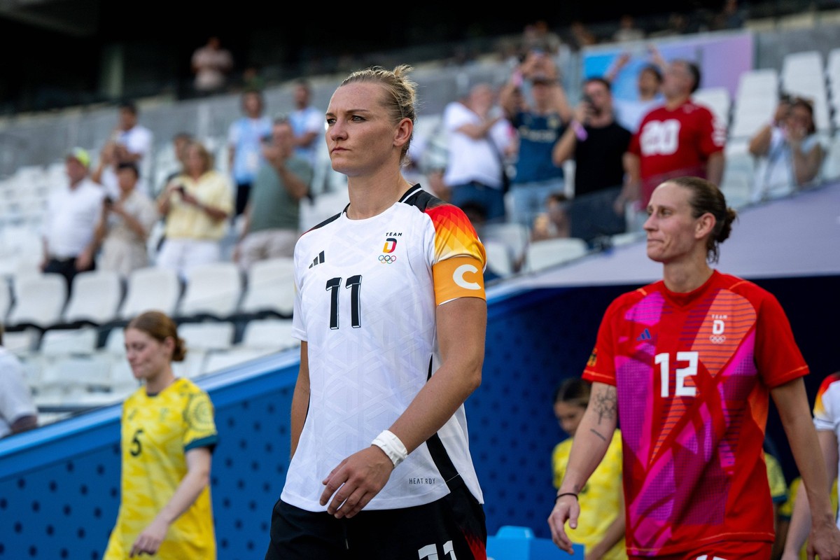 Alexandra Popp Deutschland, 11, Ann-Katrin Berger Deutschland, 12 beim einlaufen, FRA, Olympische Spiele Paris 2024, Fussball Frauen, Deutschland GER vs Australien AUS, 1. Spieltag, Gruppe B, 25.07.20 ...