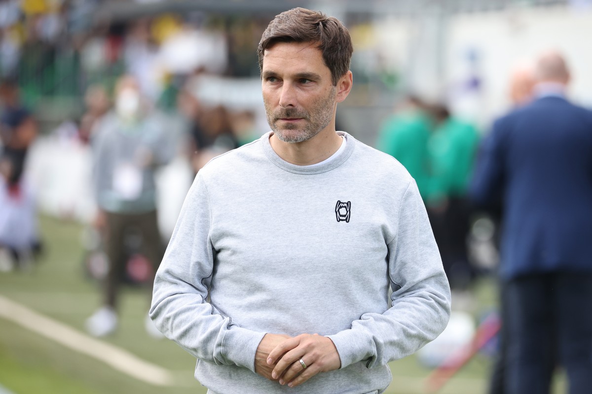 07.05.2022, Bayern, F�rth: Fu�ball: Bundesliga, SpVgg Greuther F�rth - Borussia Dortmund, 33. Spieltag, im Sportpark Ronhof Thomas Sommer. Der F�rther Trainer Stefan Leitl wird vor Spielbeginn offizie ...