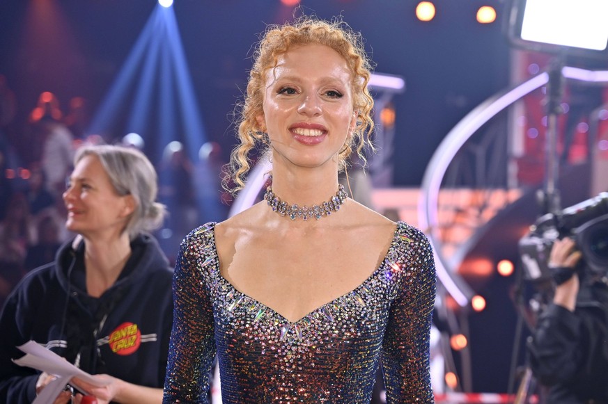 Anna Ermakova con Valentin Lusin alla prima dal vivo della sedicesima stagione dello spettacolo di danza RTL Let's Dance al MMC Coloneum.  Colonia, 24 febbraio 2023 *** Anna Ermakova con Valentin Lusin nella prima esibizione dal vivo del ...