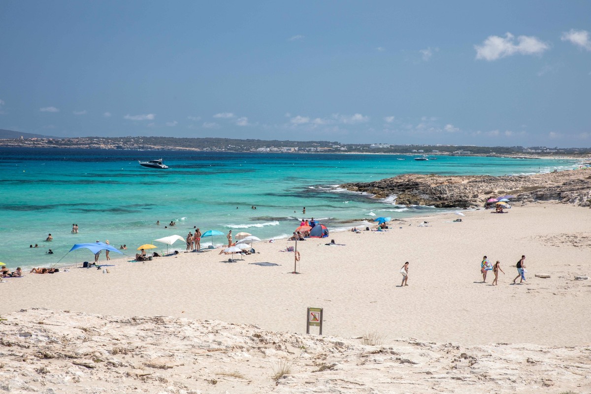 Ibiza, Spanien Juni 2025: Im Bild: Sandstrand auf der Baleareninsel Formentera, Spanien. Einer der sch