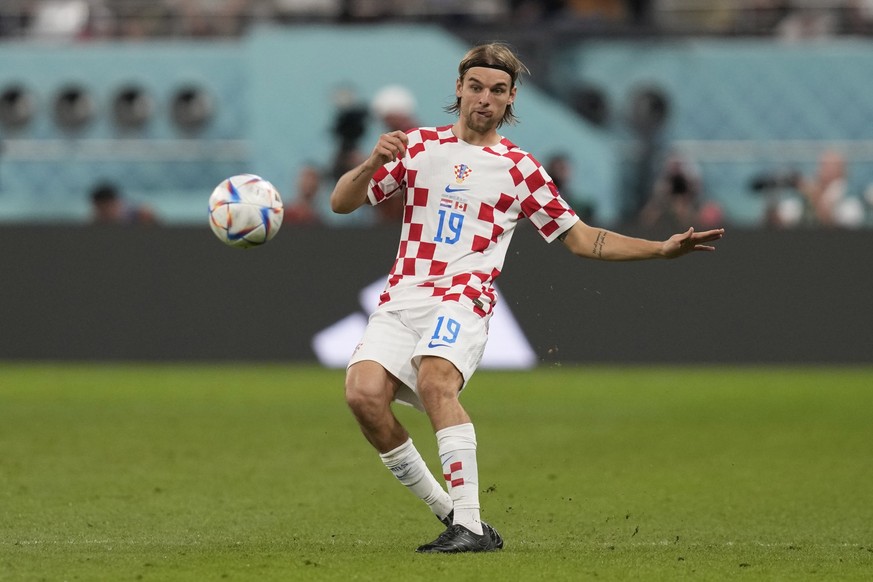 Croatia&#039;s Borna Sosa plays the ball during the World Cup group F soccer match between Croatia and Canada, at the Khalifa International Stadium in Doha, Qatar, Sunday, Nov. 27, 2022. (AP Photo/Tha ...