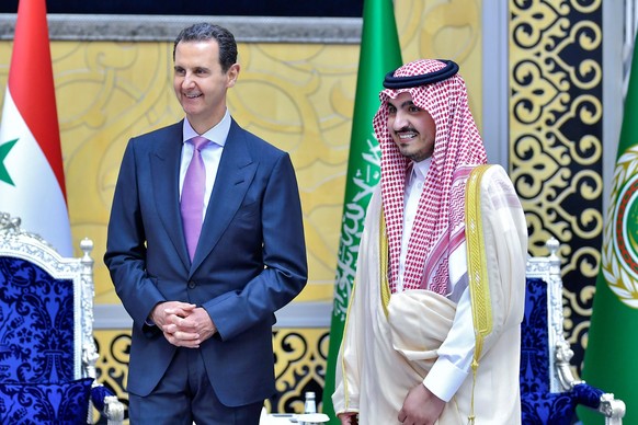 HANDOUT - 18.05.2023, Saudi-Arabien, Dschidda: Dieses von der offiziellen Nachrichtenagentur von Saudi Arabien veröffentlichte Foto zeigt Baschar al-Assad (l), Präsident von Syrien, mit Badr bin Sulta ...