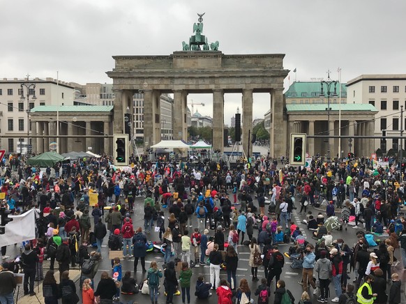 Demonstrieren mit Abstand – vor dem Brandenburger Tor klappt das.