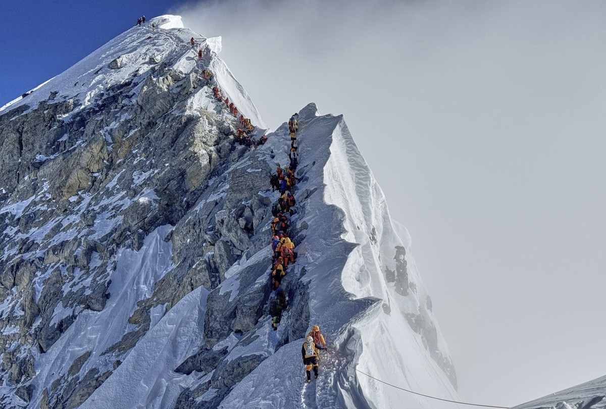 ARCHIV - 18.05.2025, Nepal, Everest: Bergsteiger bilden eine Schlange, während sie sich dem Gipfel des Mount Everest in Nepal nähern. (zu dpa: «Himalaya, Karakorum, Alpen - Wann wird der Berg zum Grab ...