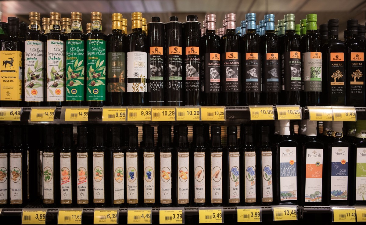 Duisburg - Mit der WAZ durchs Jahr - Thema Öl *** NUR FÜR REDAKTIONELLE ZWECKE *** EDITORIAL USE ONLY ***Verschiedene Öle / Olivenöle im Supermarkt. Mit der WAZ durchs Jahr - Thema Öl - Besuch im EDEK ...