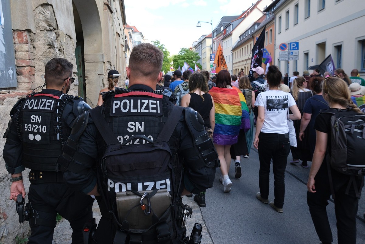 10.08.2024, Sachsen, Bautzen: Teilnehmer eines Umzugs zum Christopher-Street-Day (CSD) werden von Polizisten durch die Stadt begleitet. In Bautzen findet ein Umzug zum Christopher-Street-Day (CSD) sta ...
