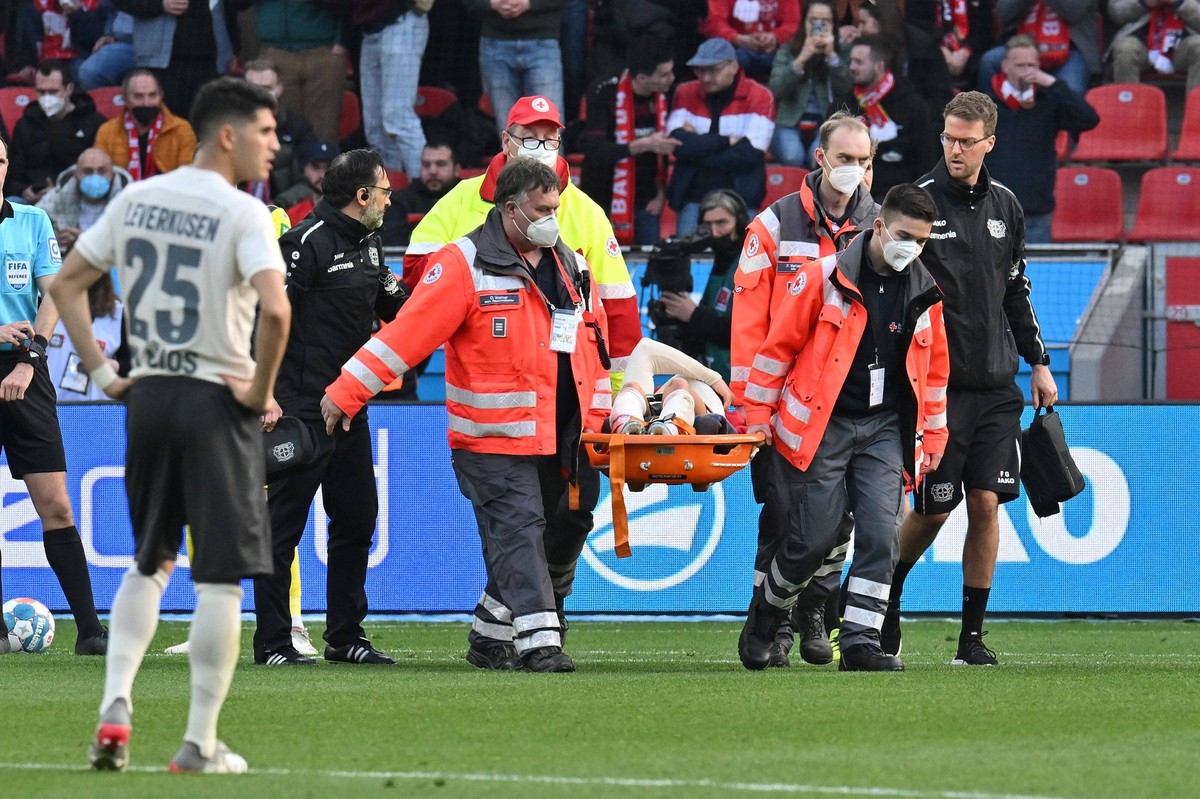13.03.2022, xsyx, Fussball 1.Bundesliga, Bayer 04 Leverkusen - 1.FC Koeln emspor, v.l. Florian Wirtz Bayer Leverkusen kreuzbandriss verletzt, Verletzung, DFL/DFB REGULATIONS PROHIBIT ANY USE OF PHOTOG ...