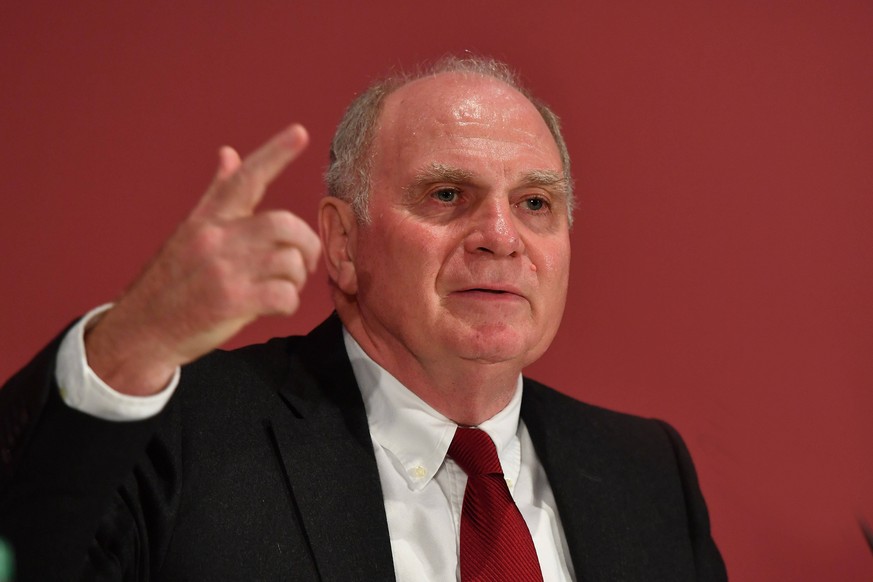 Uli HOENESS-mahnende Worte zur Coronakrise. Archivfoto Uli HOENESS Hness,Ehrenpraesident Bayern Muenchen bei Pressekonferenz, Gestik, Einzelbild,angeschnittenes Einzelmotiv,Portraet,Portrait,Portr t.  ...