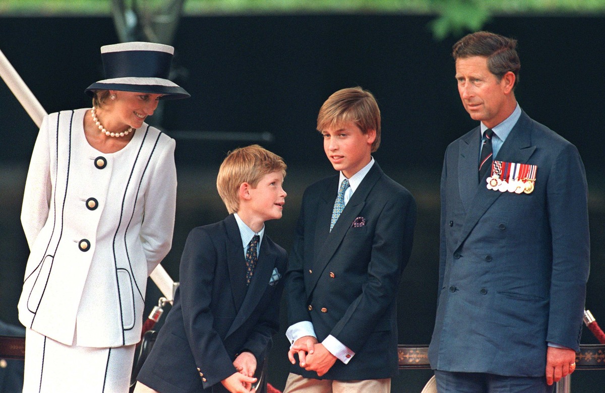 ARCHIV - 19.08.1995, Großbritannien, London: Prinzessin Diana (l-r), ihre Kinder, Prinz Harry und Prinz William, und ihr damaliger Ehemann Prinz Charles von Großbritannien bei einer Gedenkfeier in Lon ...