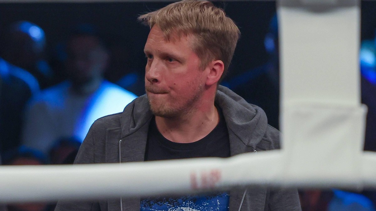 Oliver Pocher nach der Ohrfeige von FAT comedy, Felix the Fighter Sturm rot, Deutschland vs. Istvan The Prince Szili blau, Schweiz, Boxen, Supermittelgewicht, 26.03.2022 Dortmund Nordrhein-Westfalen D ...