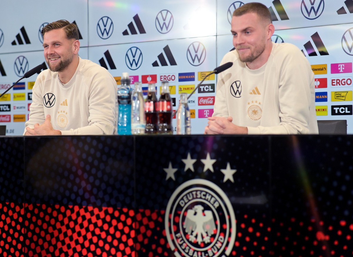 14.11.2023, Hessen, Frankfurt/Main: Fußball, Nationalmannschaft, vor dem Länderspiel gegen die Türkei und Österreich. Die Nationalspieler Niclas Füllkrug (l) und Marvin Ducksch nehmen nach dem Trainin ...