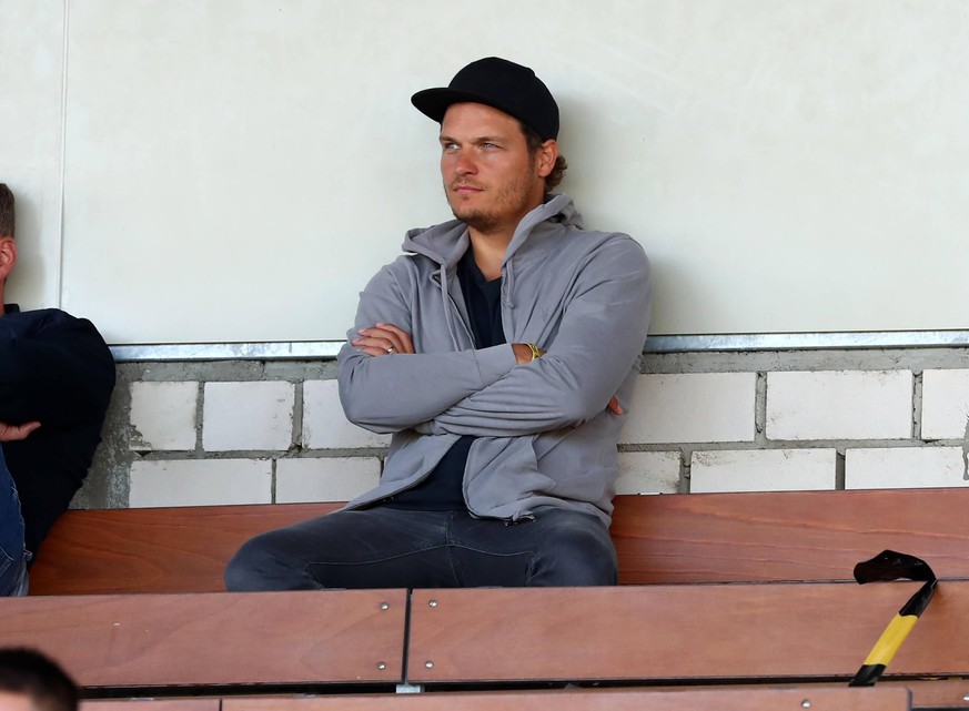 Lässig: Edin Terzic schaut hier im Stadion Rote Erde ein Spiel von Borussia Dortmunds U23.