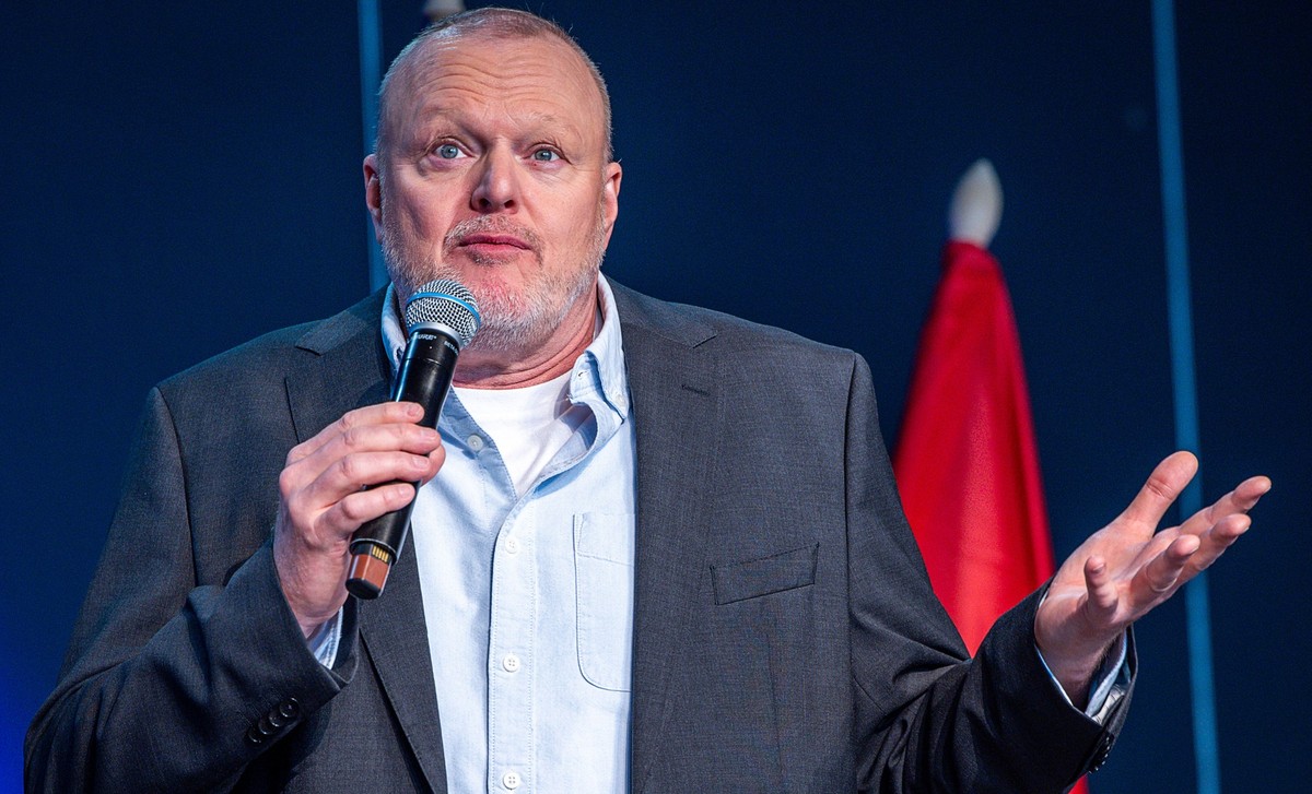 13.05.2025, Schweiz, Basel: Entertainer Stefan Raab spricht bei einem Empfang am Rande des Eurovision Song Contest (ESC) 2025 auf der Bühne. Das mit seiner Unterstützung ausgewählte Geschwisterpaar Ab ...