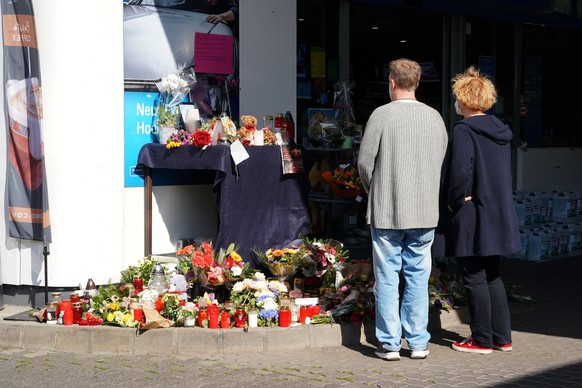 Blumen, Kerzen und Botschaften an das Opfer liegen an einer Tankstelle in der Innenstadt. Ein Angestellter der Tankstelle war am Samstagabend von einem mit einer Pistole bewaffneten Mann erschossen wo ...