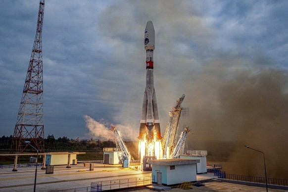 11.08.2023, Russland, Wostotschny: Auf diesem von der Staatlichen Raumfahrtkorporation Roskosmos veröffentlichten Bild hebt die Sojus-2.1b-Rakete mit der automatischen Mondlandestation Luna-25 von ein ...