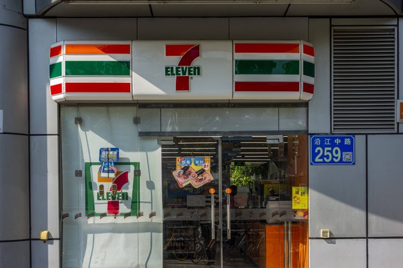 7-Eleven, a chain of convenience stores on the streets of Guangzhou. PUBLICATIONxNOTxINxCHN 787917179354742845