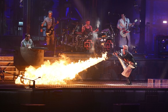 18.06.2022, Nordrhein-Westfalen, D�sseldorf: Rammstein Fronts�nger Till Lindemann (r) feuert auf der B�hne mit einem Flammenwerfer auf Band-Mitglied Christian Lorenz (l) w�hrend des Titels �Mein Teil� ...