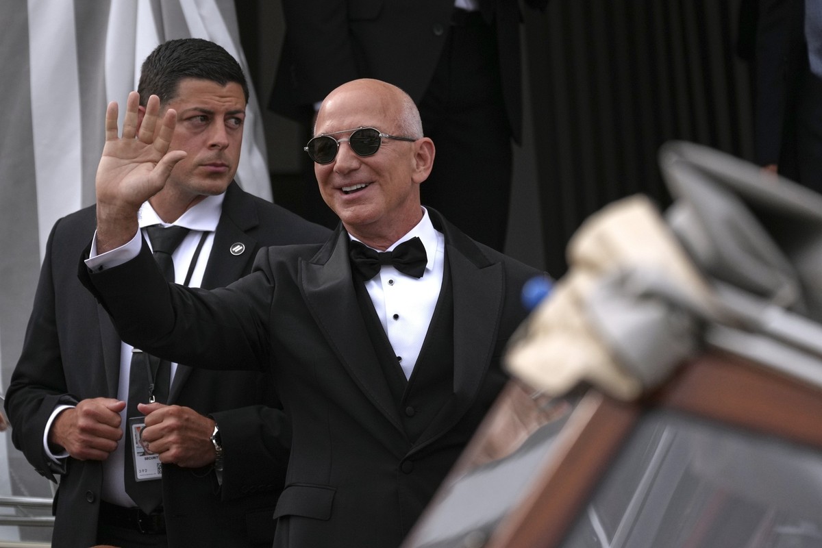 27.06.2025, Italien, Venedig: Jeff Bezos verlässt ein Hotel vor der erwarteten Hochzeitsfeier mit Lauren Sanchez in Venedig. Foto: Antonio Calanni/AP/dpa +++ dpa-Bildfunk +++