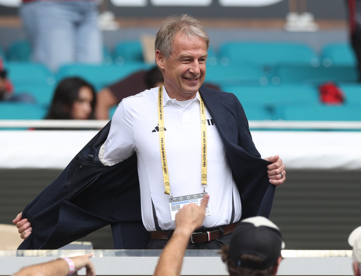 June 29, 2025, Miami Gardens: Miami Gardens, USA, 29th June 2025. Former player Jurgen Klinsmann takes his jacket off in the heat during the CR Flamengo vs Bayern Munich FIFA Club World Cup match at H ...