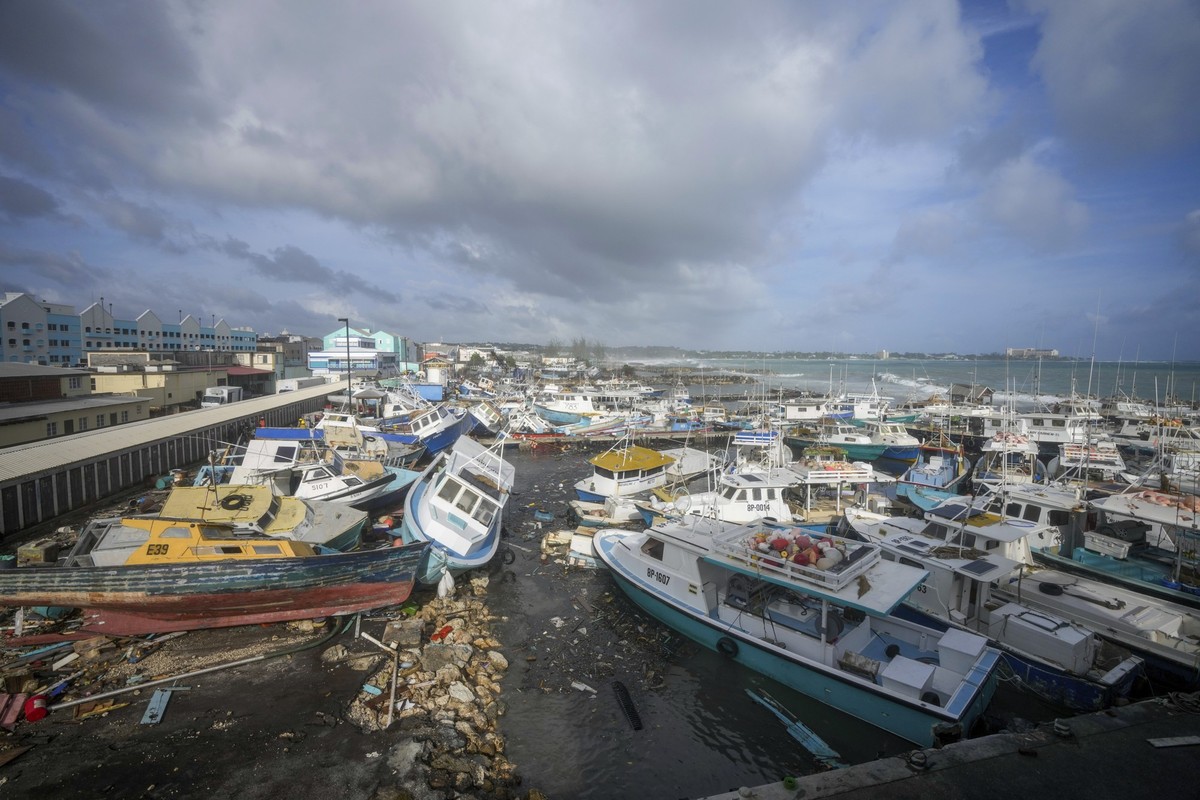 01.07.2024, Barbados, Bridgetown: Fischereiboote liegen beschädigt, nachdem Hurrikan «Beryl» durch die Fischereizone von Bridgetown gezogen ist. Foto: Ricardo Mazalan/AP +++ dpa-Bildfunk +++