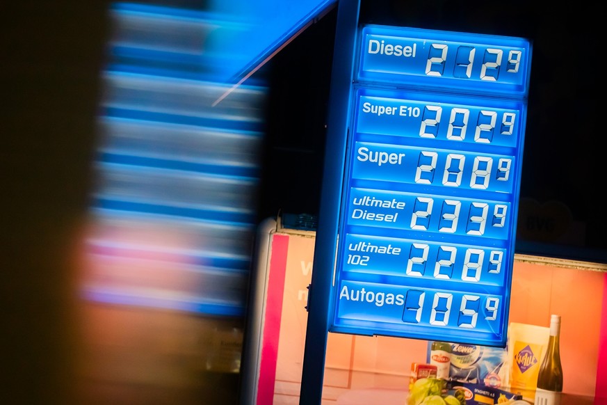 dpatopbilder - 01.09.2022, Berlin: Eine Berliner Aral-Tankstelle an der Holzmarktstraße weist gegen 2 Uhr morgens bereits erhöhte Preise aus, bei denen nur noch Autogas unter 2 Euro liegt. In der Nach ...