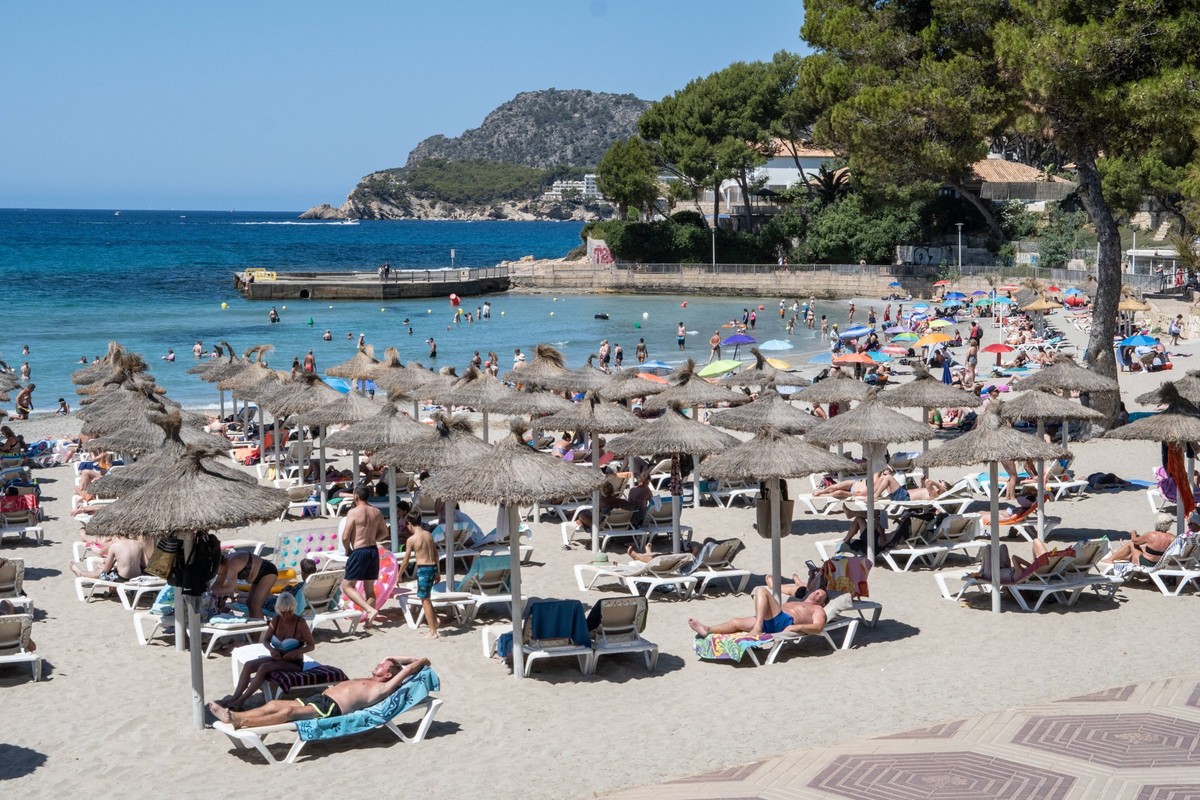 Eindrücke vom Strand in Peguera inoffiziell kastilisch Paguera auf der Insel Mallorca zur Hauptsaison im Sommer 2024Mittelmeerinsel Mallorca während der Hauptsaison im Juli 2024, Palma Mallorca Spanie ...