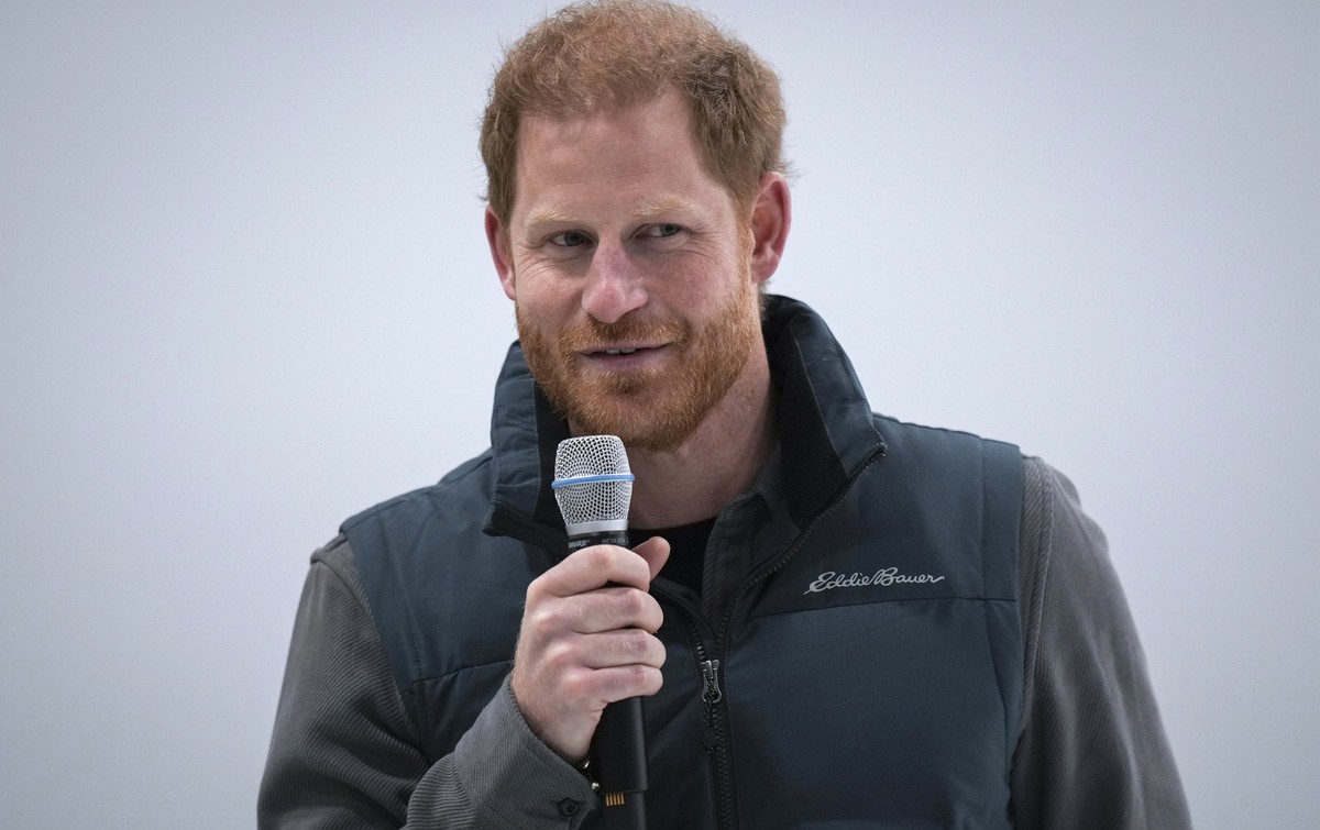 16.02.2024, Kanada, Vancouver: Prinz Harry, der Herzog von Sussex, spricht während eines Trainingslagers der Invictus Games im Rollstuhlcurling in Vancouver, British Columbia, zu den Zuschauern. Foto: ...