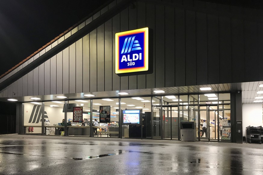 Filiale ALDI Sued, bei Nacht,beleuchtet, Lebensmittel Discounter,Schild,Logo,Firmenemblem, *** ALDI South branch, illuminated at night, food discounter, sign, logo, company emblem,