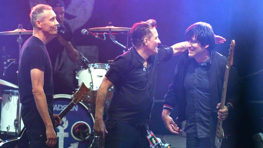 ARCHIV - 26.08.2016, Mecklenburg-Vorpommern, Jamel: Die Berliner Punkrock-Band Die Ärzte, Farin Urlaub (l-r), Bela B. und Rod Gonzales, stehen auf der Bühne des Open-Air-Musikfestivals «Jamel rockt de ...