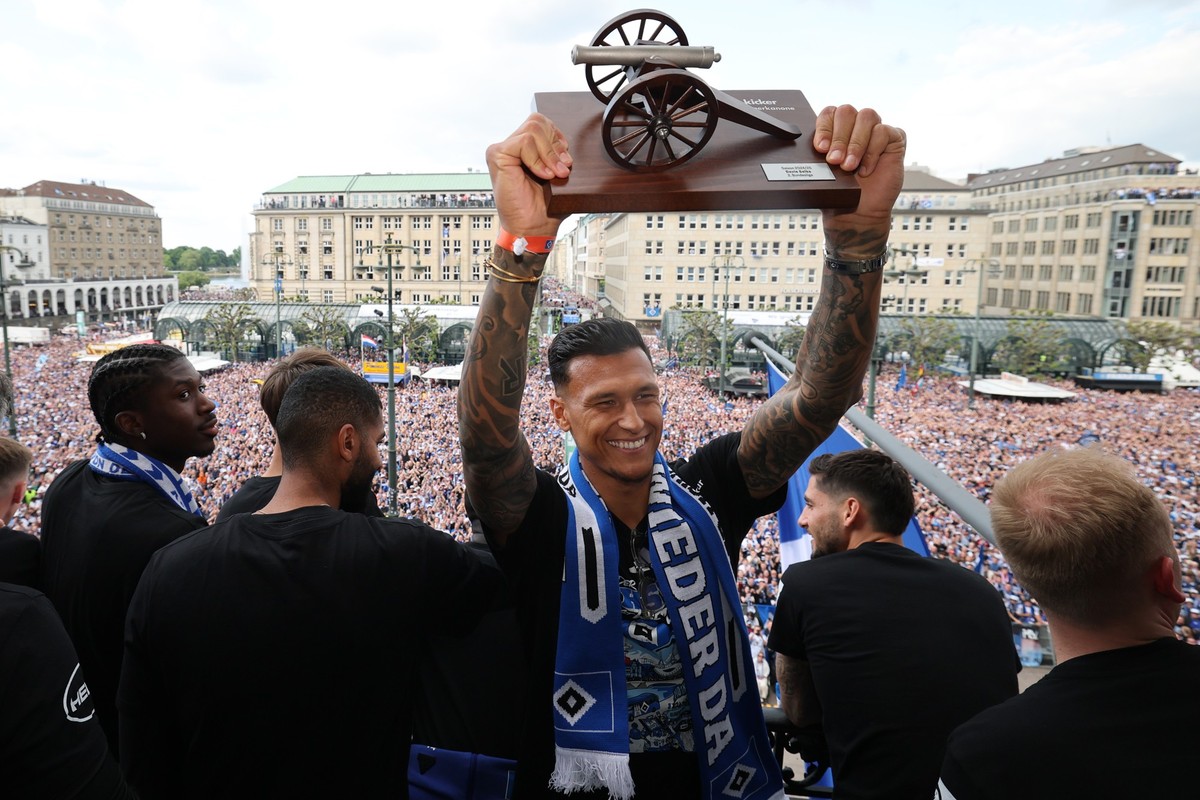 19.05.2025, Hamburg: Fu�ball: 2. Bundesliga, bei der Aufstiegsfeier der beiden HSV-Mannschaften. Hamburgs Davie Selke jubelt auf dem Balkon mit seiner kicker-Torj�gerkanone als Bester Torsch�tze der 2 ...