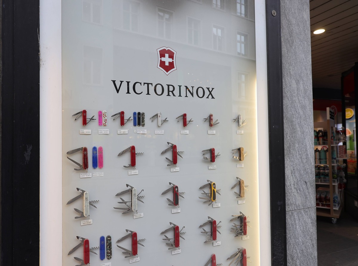 22.04.2024, Schweiz, Basel, Schweizer Messer, Taschenmesser der Firma Victorinox in einem Schaufenster, Funktionsmesser, Schweiz *** 22 04 2024, Switzerland, Basel, Swiss knife, Victorinox pocket knif ...