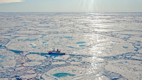 HANDOUT - 30.06.2020, Arktis: Ein Handout des Alfred-Wegener-Instituts zeigt das deutsche Forschungsschiff «Polarstern». An mehr als 300 Tagen im Jahr ist das Schiff durchschnittlich im Einsatz. Foto: ...