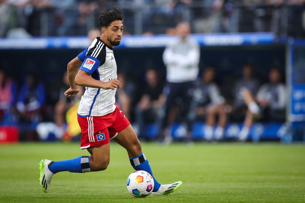 ARCHIV - 28.07.2023, Hamburg: Hamburgs Immanuel Pherai spielt den Ball. Der Mittelfeldspieler knickte im Training um und musste die Einheit abbrechen (zu dpa: «HSV-Profi Pherai muss Training abbrechen ...