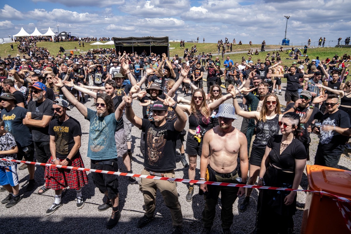 Erster Tag beim Dong Open Air Festival 2025 ** NUR F?R REDAKTIONELLE ZWECKE ** EDITORIAL USE ONLY **&lt;p&gt;Besucher stehen oder sitzen am 17.7.2025 beim Dong Open Air Festival auf der Halde Norddeut ...