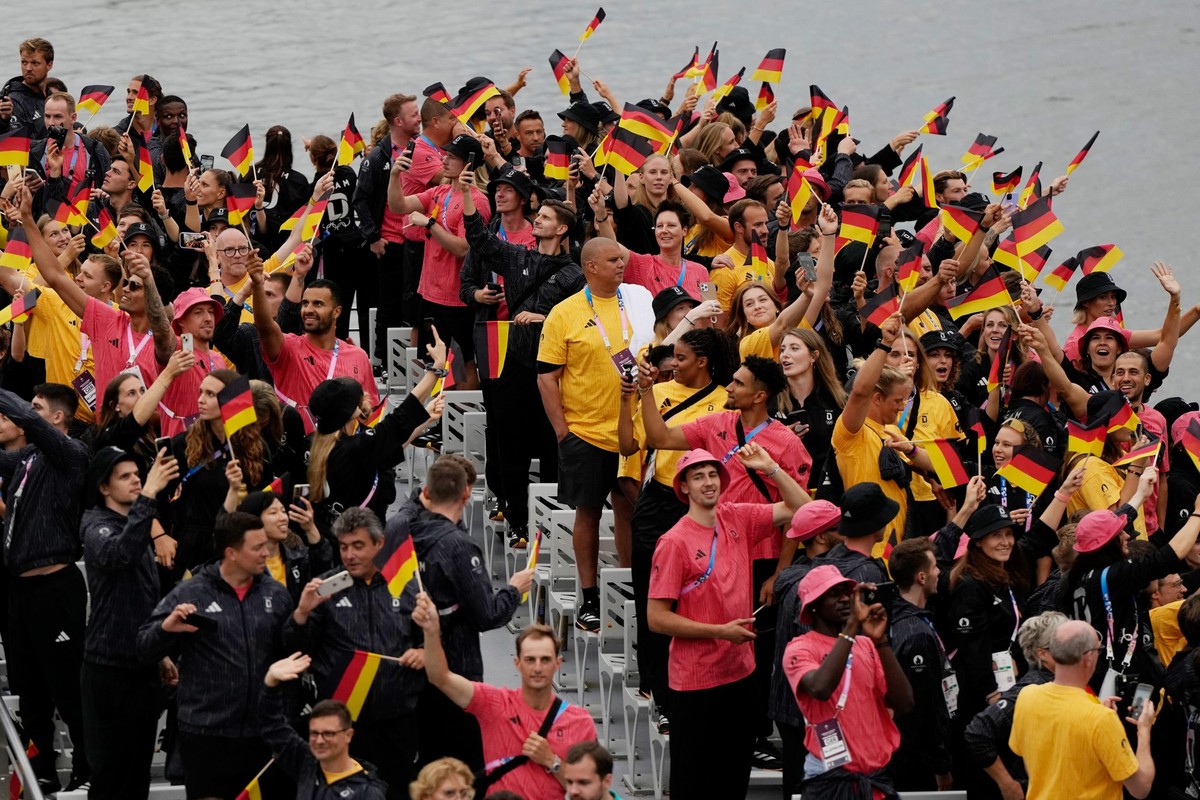 26.07.2024, Frankreich, Paris: Olympia, Paris 2024, Er�ffnungsfeier der Olympischen Sommerspiele, das deutsche Team ist auf dem Boot auf der Seine unterwegs. Foto: Matthias Schrader/AP/dpa +++ dpa-Bil ...