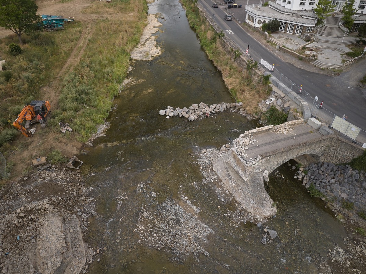 20.07.2023, Rheinland-Pfalz, Rech: Bagger reißen die 300 Jahre alte Nepomukbrücke im Ahrtal ab. Das Wahrzeichen von Rech wurde vor zwei Jahren durch die Flutkatastrophe schwer beschädigt. Foto: Thomas ...